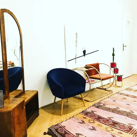 Bauhaus Icon: Spacious Fitness Flat In Central Buda Apartment